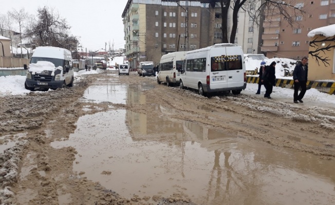 Yüksekova’da yollar gölete döndü