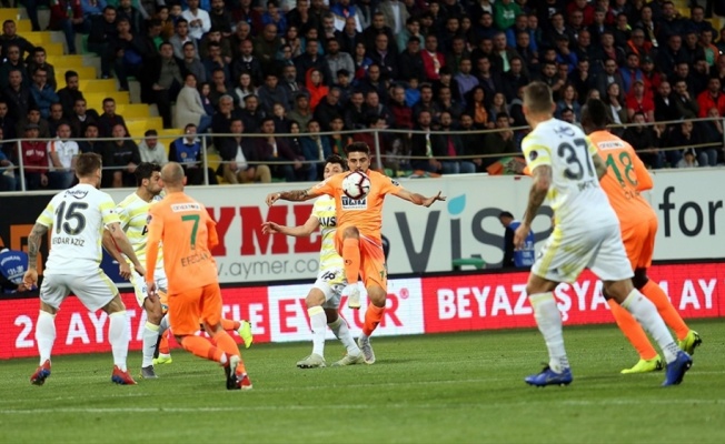 Alanyaspor Fenerbahçe'yi tek golle geçti