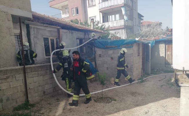 Alevlerin arasına giren ekipler tavukları kurtardı