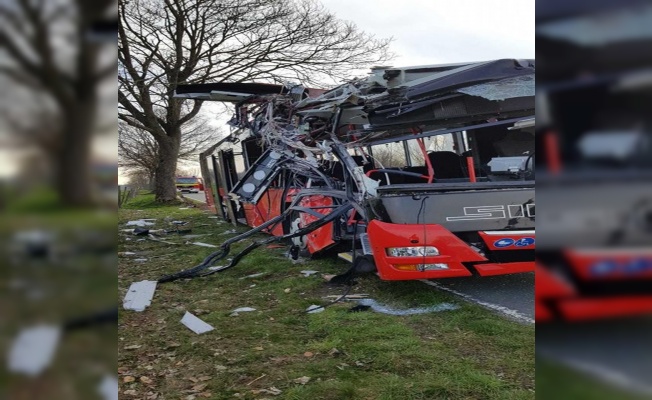 Almanya’da otobüs kazası: 2’si ağır 20 öğrenci yaralandı