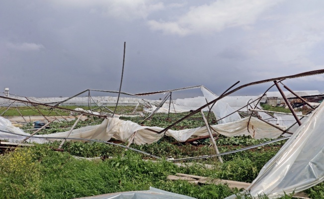 Antalya’da hortum seraları yerle bir etti, evlerin çatılarını söktü