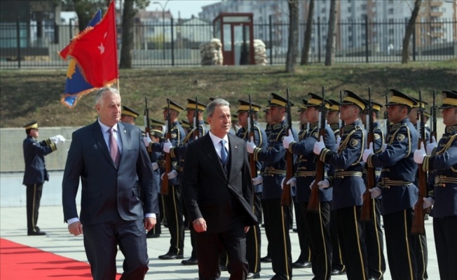 Bakan Akar, Kosova’da askeri törenle karşılandı