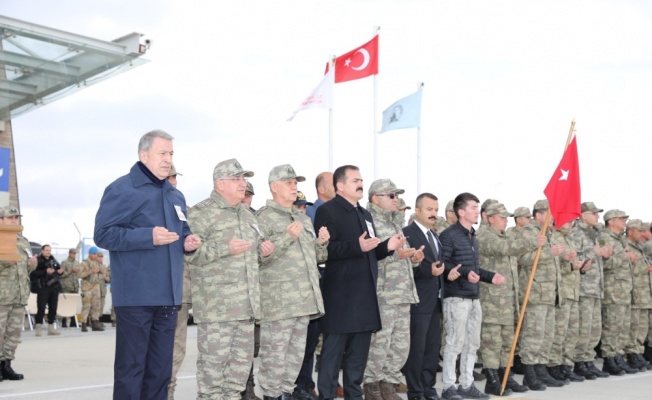 Bakan Akar  şehitler için düzenlenen törene katıldı