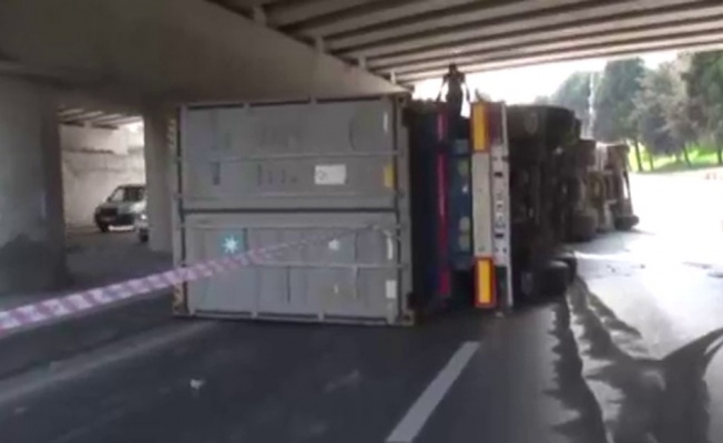 Bakırköy’de içerisinde lüks araçların bulunduğu tır devrildi