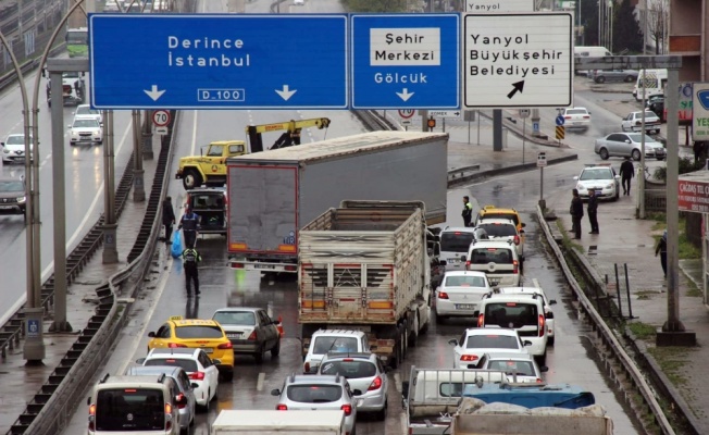 Bariyerlere çarpan tır D-100’de trafiği felç etti