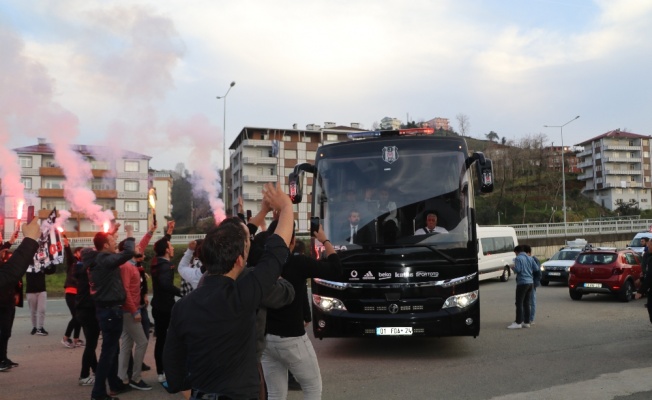 Beşiktaş, Rize’de meşalelerle karşılandı