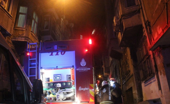 Beyoğlu’nda korkutan çatı yangını