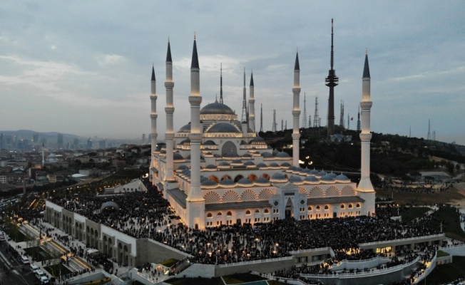 Büyük Çamlıca Camii’nde tarihi kalabalık