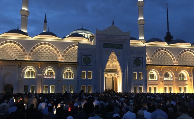 Büyük Çamlıca Camii’ne binlerce genç akın etti