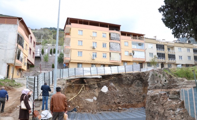 Cami inşaatındaki toprak kayması apartman sakinlerini tedirgin etti