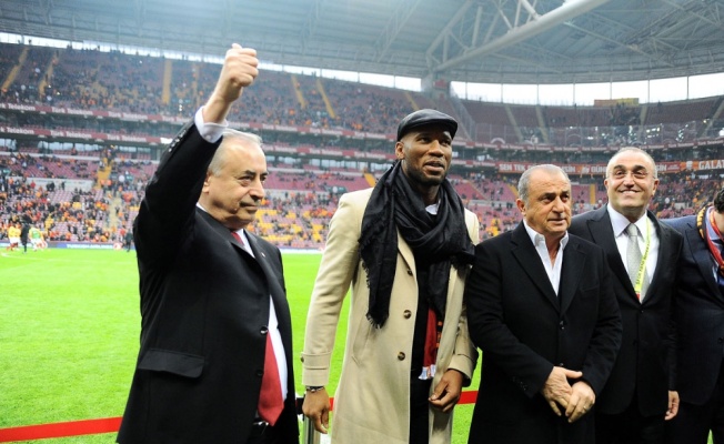 Didier Drogba’ya plaket verildi