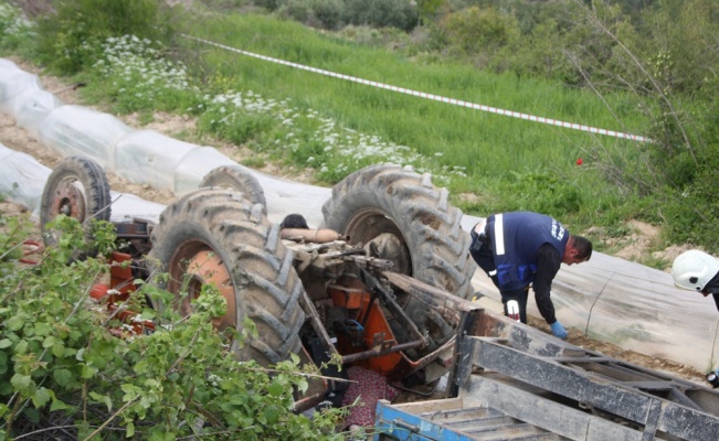 Eşinin kullandığı traktörün altında hayatını kaybetti