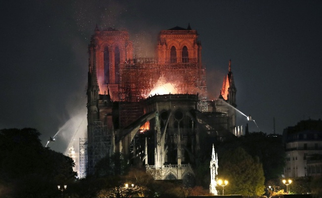 Fransa’da “Notre Dame” yangını tüm dünyayı üzdü