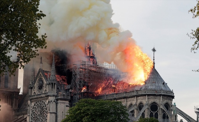 Fransa'nın sembolü Notre Dame alevlere teslim oldu