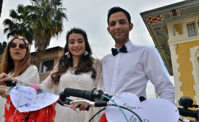 Gelin ve damat bisikletli konvoyla mutluluğa pedal çevirdi