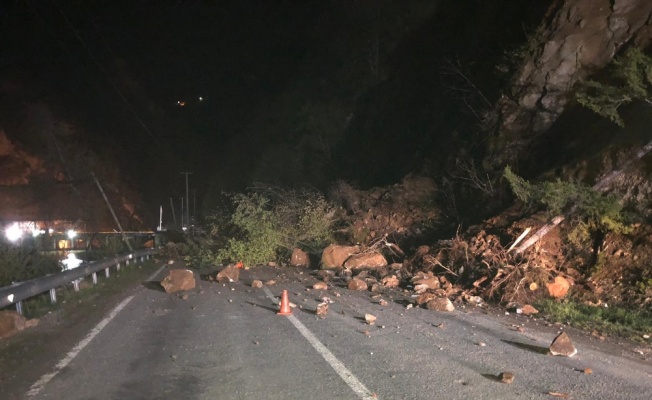 Giresun’da heyelan: Karayolu trafiğe kapandı