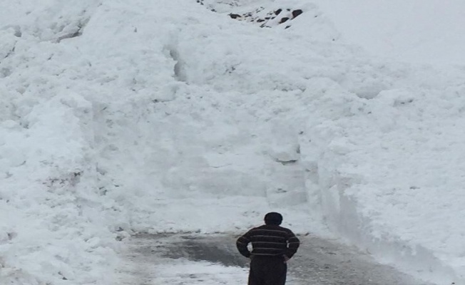 Hakkari-Şırnak karayoluna inen çığlar temizlendi