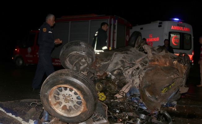 Hurdaya dönen otomobilden yaralı olarak kurtuldular