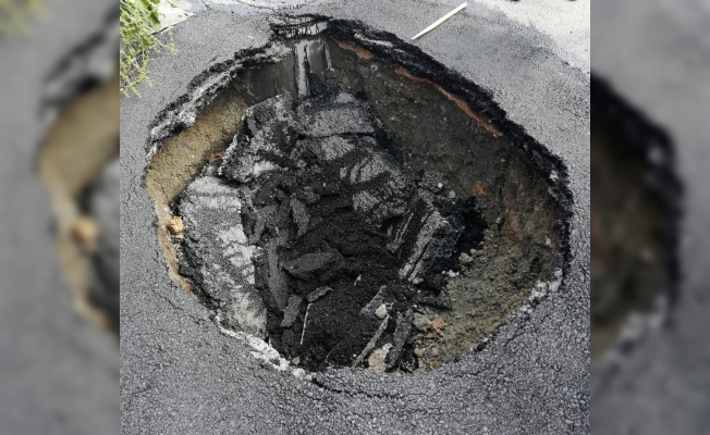 İçerenköy’de yol çöktü