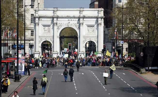 Londra'da çevreciler yolları kesti