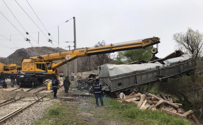 Malatya’da tren kazasındaki enkaz kaldırma çalışmaları sürüyor