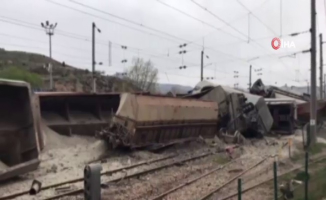 Malatya’da yük treni devrildi: 2 yaralı