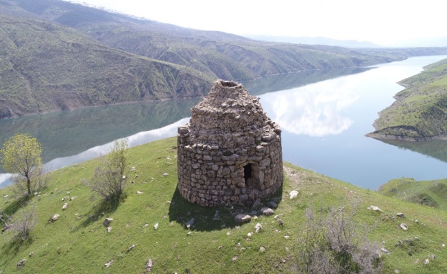 Manzarası ile dikkat çeken bin yıllık kümbet