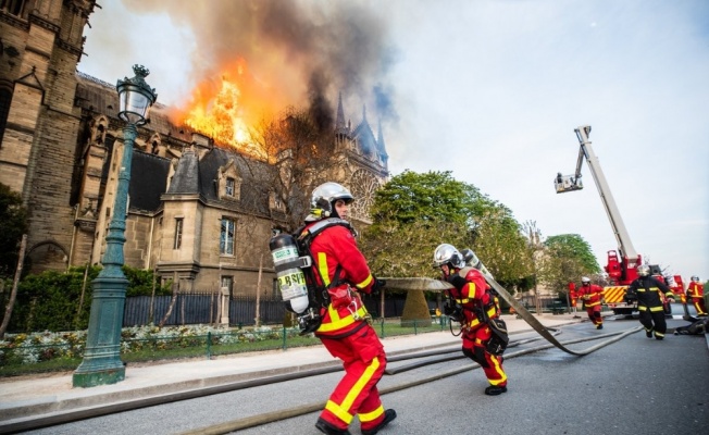 Paris itfaiyesi alevlere böyle müdahale etti