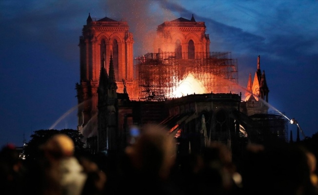 Paris'te Notre Dame Katedrali'nde yangın