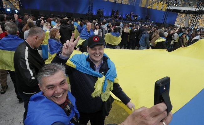 Poroşenko ve Zelensky stada çıktı