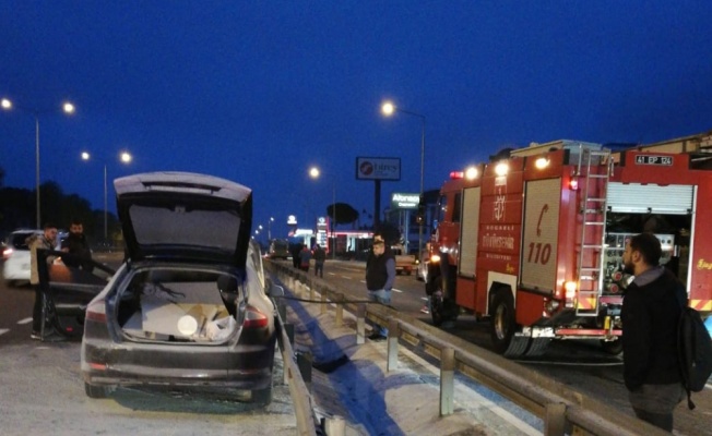 Seyir halindeki otomobilde çıkan yangın paniğe neden oldu