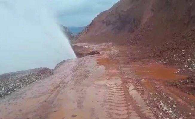 Siirt’te toprak kayması su hattını patlattı