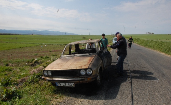 Tarlada çalışırken park halindeki otomobili yandı