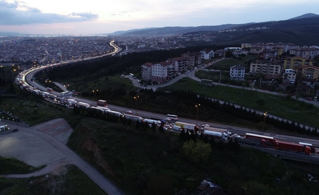 TEM’de 3 tır birbirine girdi, kilometrelerce kuyruk oluştu