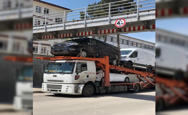 Tırın taşıdığı minibüs üst geçide takıldı