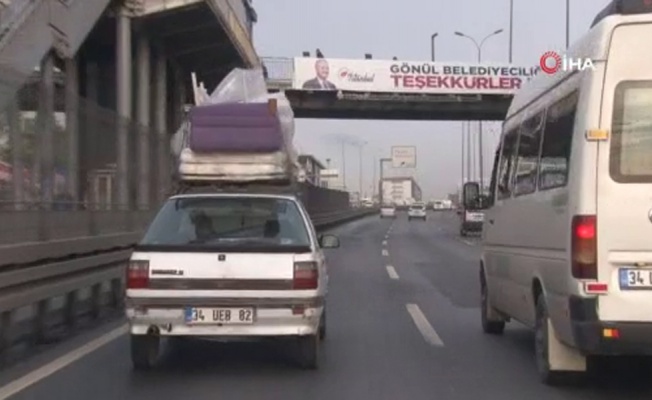 Trafiğe aldırış etmeden arabanın üstünde bakın ne taşıdı