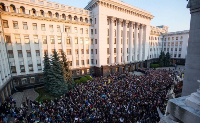 Ukrayna’da seçimi kaybeden Poroşenko’dan balkonda veda konuşması