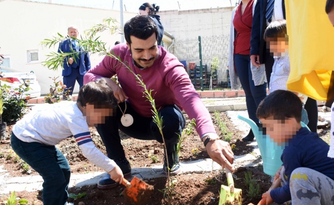 Ünlü oyuncu hükümlü çocuklarıyla fidan dikti