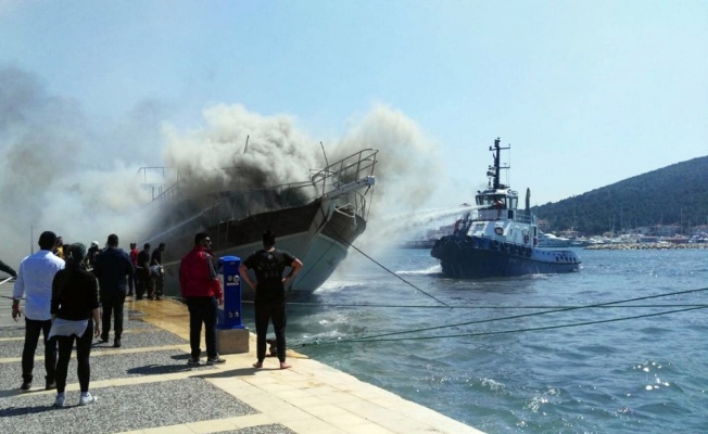 Ünlü tatil merkezinde tekne yangını