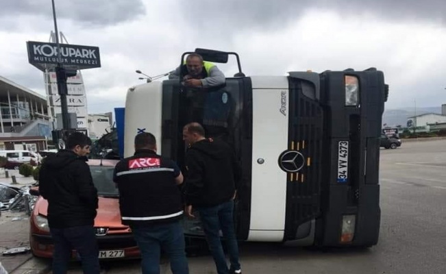 Virajı alamayan TIR otomobilin üzerine devrildi