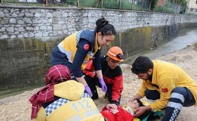 3 metre yükseklikten dereye düşen çocuğu itfaiye kurtardı