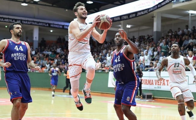 Anadolu Efes yarı finalde