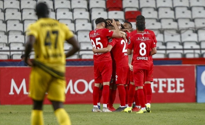 Antalyaspor 3 puanı 3 golle aldı