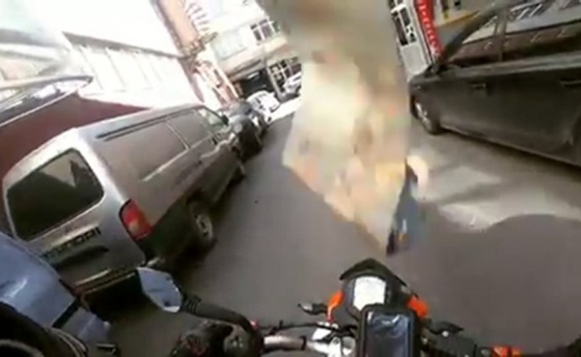 Başına halı düşen motosikletli neye uğradığına şaşırdı