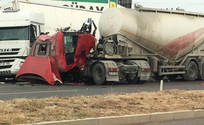 Beton mikseri ile tır çarpıştı, kaza ucuz atlatıldı