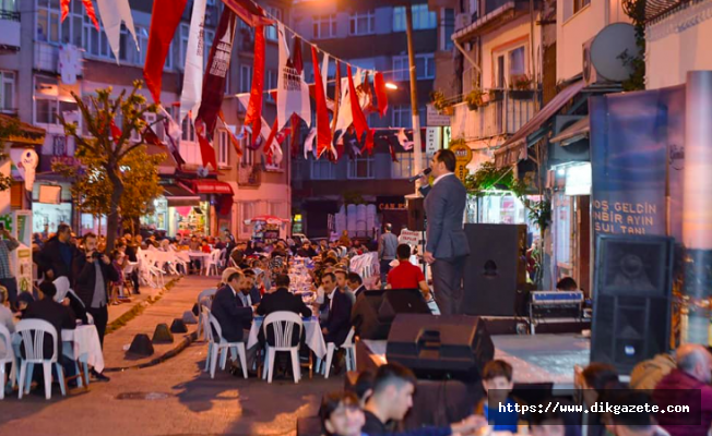 Beyoğlu'nda Ramazan sofraları sokaklara taştı