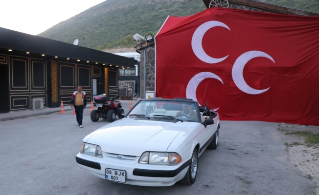 Devlet Bahçeli’nin hediye ettiği klasik otomobil sokaklarında