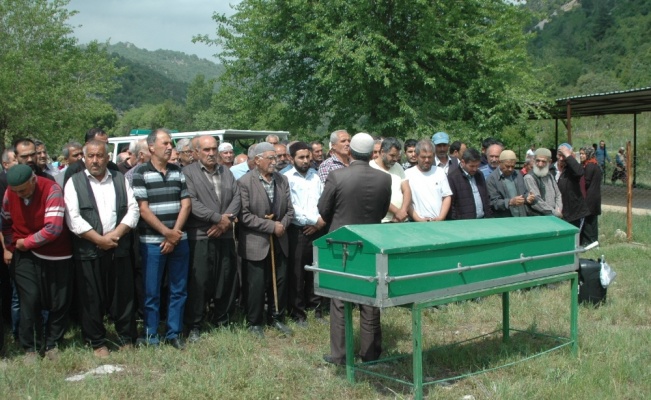 Eşinin baltayla öldürdüğü kadın toprağa verildi