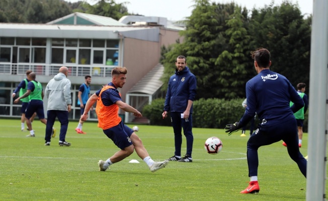 Fenerbahçe önce salonda sonra sahada çalıştı