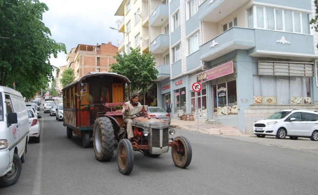 Fransız turist traktörüyle dünya turuna çıktı
